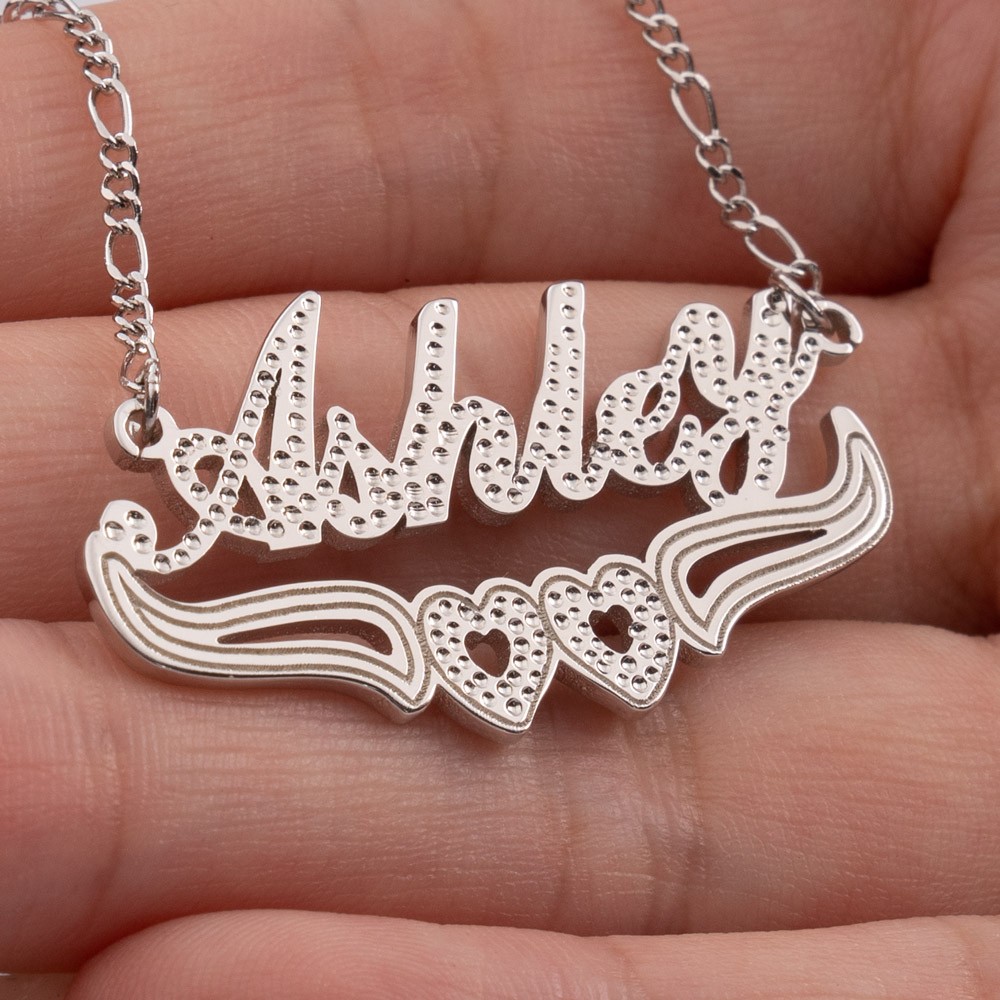 Gepersonaliseerde tweekleurige naamketting met hartdecoratie eronder